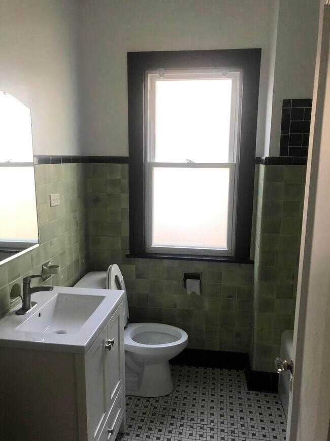 Building Photo - 5329 W Ardmore Ave
