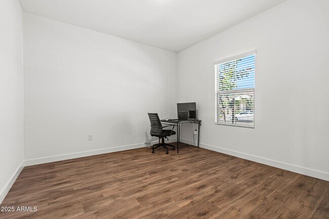 Building Photo - 3023 W Bent Tree Dr