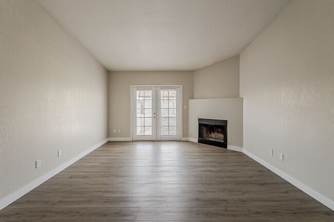Building Photo - Updated 3 bed 2 bath Town House in Central...