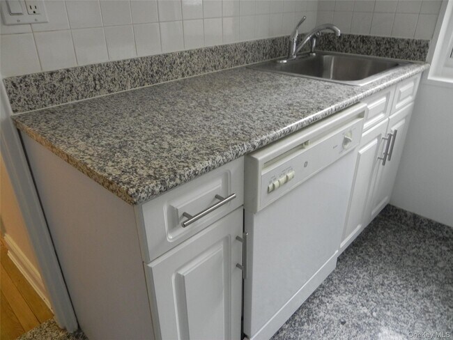 Building Photo - 11 Schenck Ave