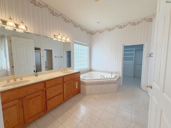 Building Photo - 4506 Hollow Ridge Dr