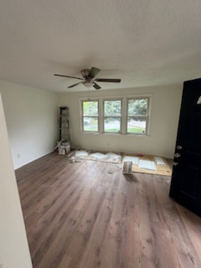 Building Photo - Three Bedroom House
