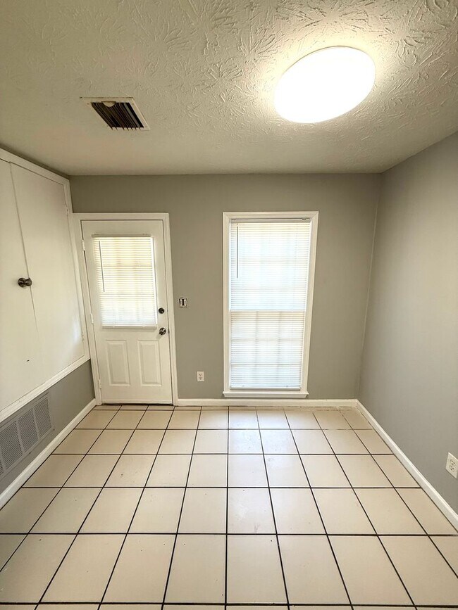 Building Photo - **3 Bed 2 Bath Located in Brentwood ** Cal...