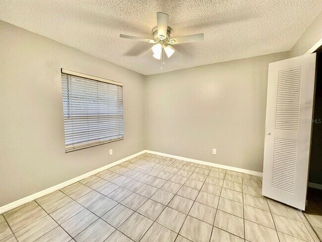 Building Photo - 10026 Chesham Dr