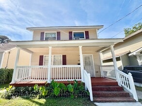 Building Photo - 2841 Earlscourt Ave