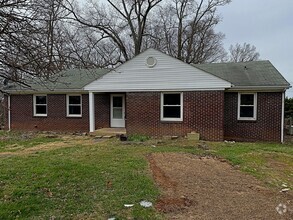 Building Photo - Three bed, 1.5 bath single family home ren...