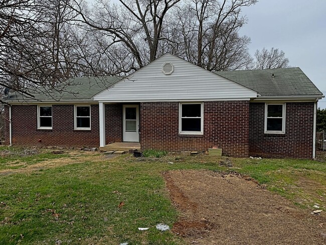 Primary Photo - Three bed, 2 bath single family home renta...