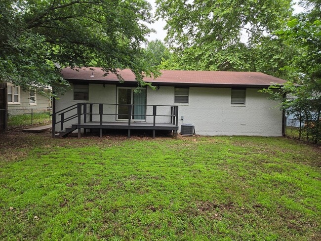Building Photo - How amazing is this 3 BR 1 BTH home? You'l...
