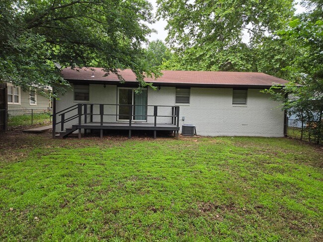 Building Photo - How amazing is this 3 BR 1 BTH home? You'll have to come visit us to find out!