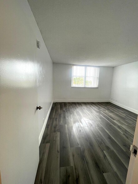 Building Photo - 2450 NE 135th St