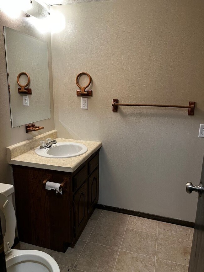 Building Photo - 3 Bed/3 Bath with Fenced in Yard!