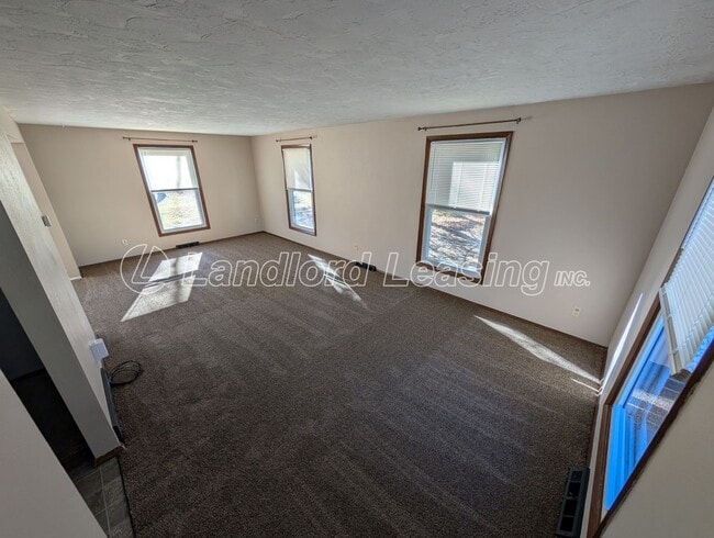 Building Photo - Spacious 4-Bedroom Colonial on Beautiful W...