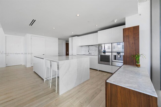 Building Photo - 10203 Collins Ave