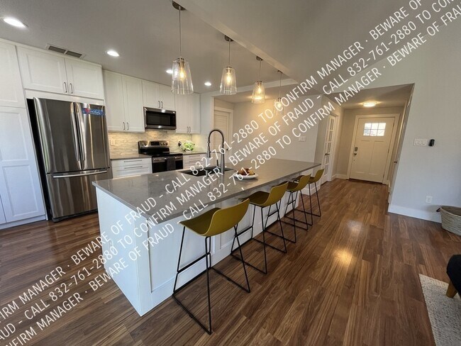 Building Photo - 645 Thompson Dr