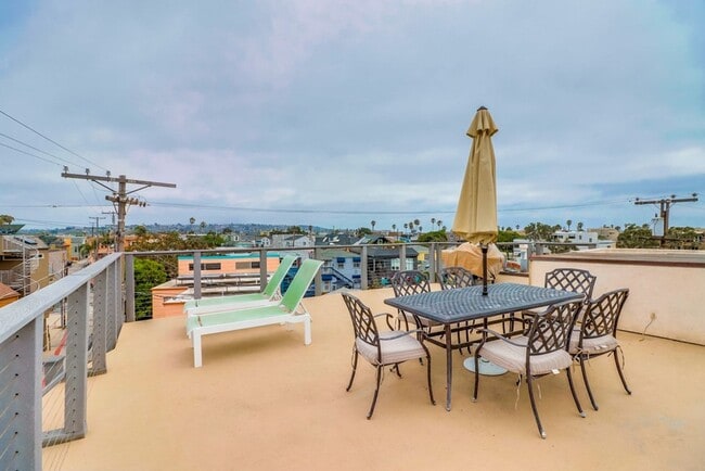 Building Photo - Private Rooftop Deck South Mission Beach