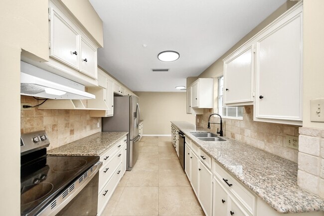 Building Photo - 5 Tiffany Square