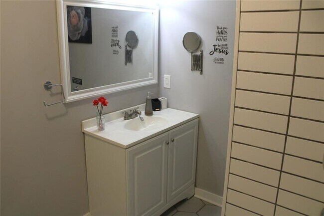 Building Photo - 4495 Kent Rd