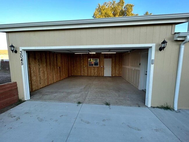 Building Photo - 3BD 2 BA House With 2 Car Garage