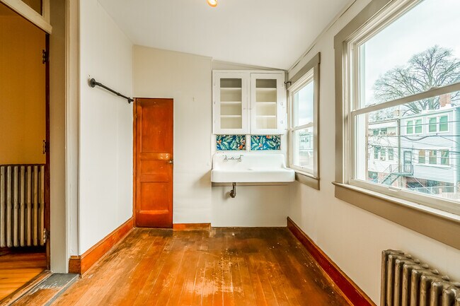 Building Photo - 1236 Oates St NE