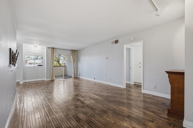 Building Photo - Bright & Spacious Top-Floor Condo in the Heart of Pasadena