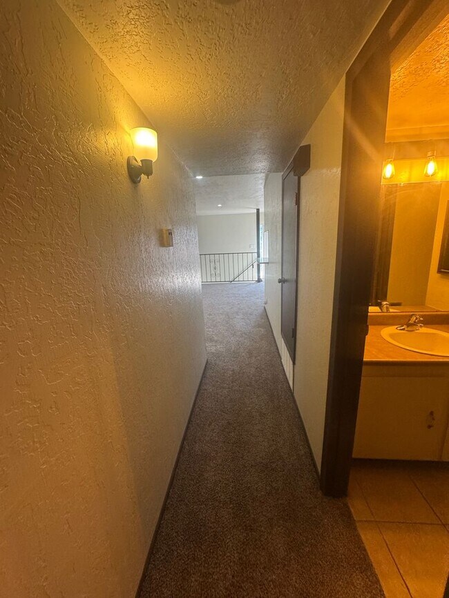 Building Photo - 2 Bed | 1 Bath | Approx. 1,035 Sq Ft