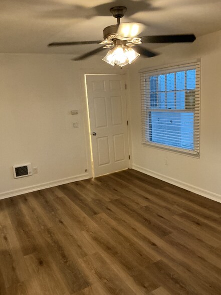 Building Photo - 324 E Broadway