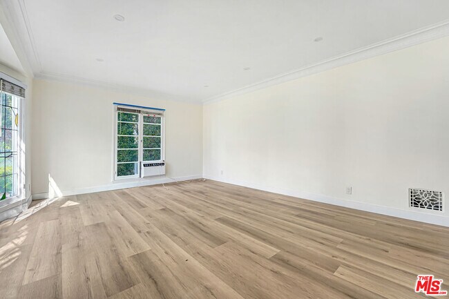 Building Photo - 168 S Elm Dr