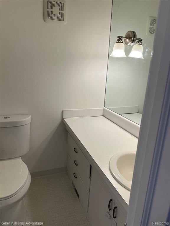 Building Photo - 653 E Fox Hills Dr