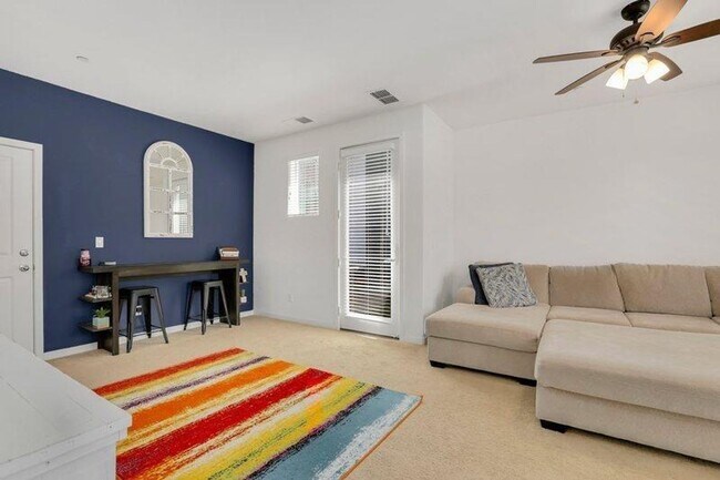 Building Photo - Clean 3 Bedroom 3 Bathroom Sacramento Townhome for Lease.