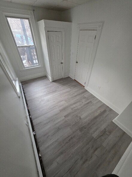 Building Photo - 718 E 18th St