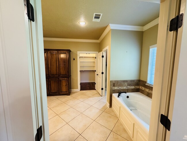 Building Photo - 4155 Pinehurst Dr
