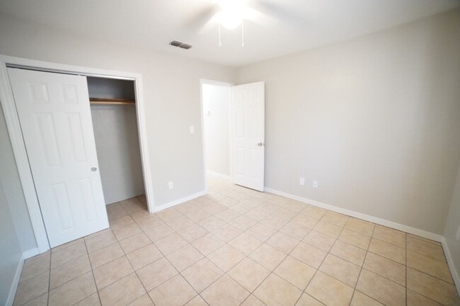 Building Photo - 2 bed / 1 bath Townhome on Tharpe
