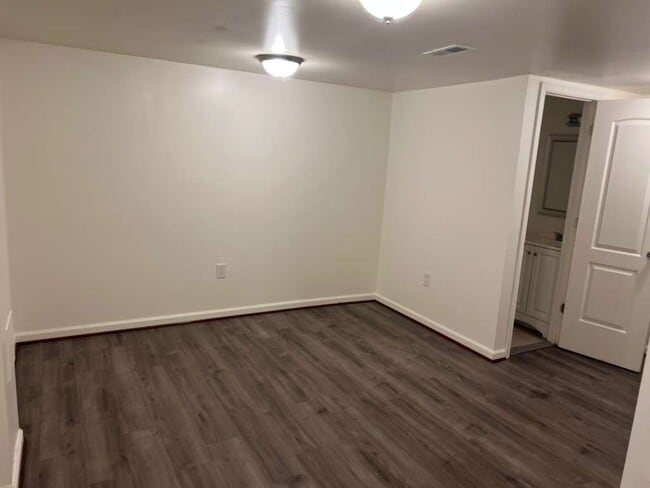 Building Photo - 8202 Tomlinson Ct