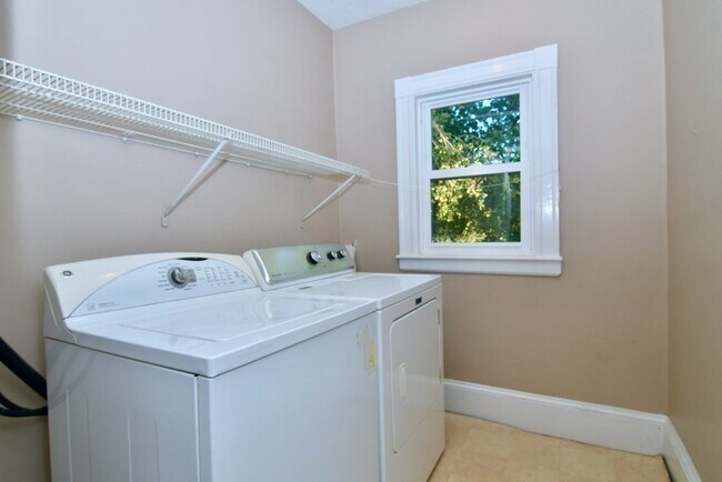 Building Photo - 392 Reedsdale Rd