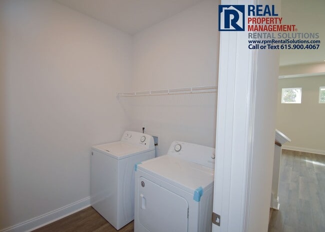 Building Photo - Gorgeous 4 bd home with attached garage! Neighborhood Pool!