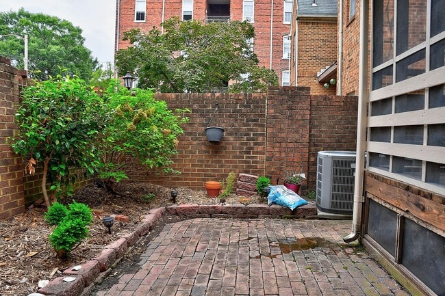 Building Photo - DOWNTOWN NORFOLK TOWNHOUSE