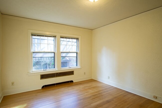 Building Photo - 1930's Townhouse in Idyllic Setting- Vinta...
