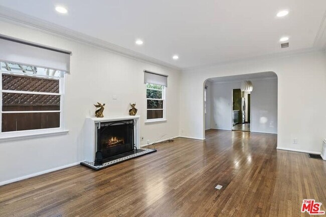 Building Photo - 362 Westbourne Dr
