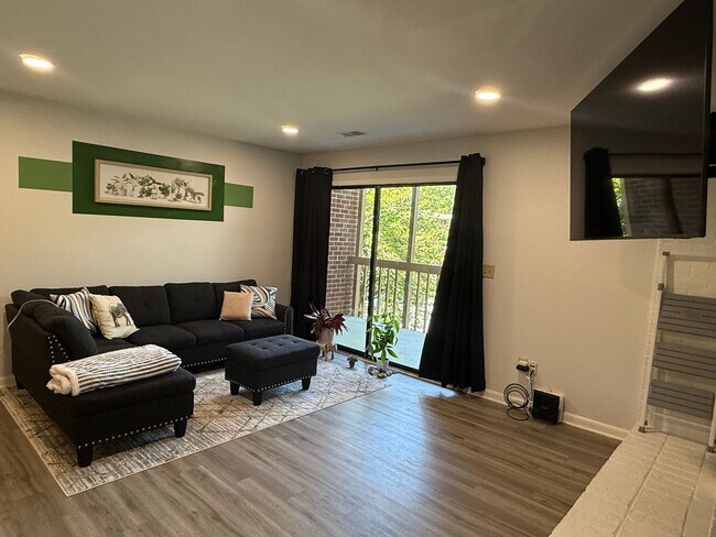 Building Photo - Fully Furnished Condo with community pool
