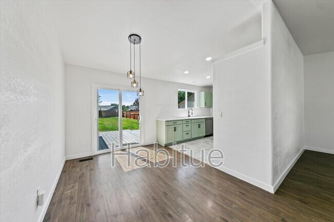 Building Photo - 2041 E Oakridge Ct