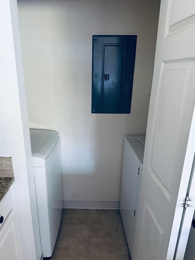 Building Photo - Top-Floor 2 Bed/2 Bath Condo in SE Fort Collins - Pool, Hot Tub & Fitness Center - $1,895/mo - Mo...