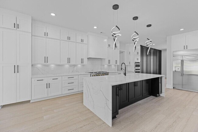 Building Photo - 555 Versailles Dr