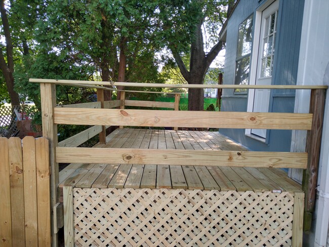 Deck - 1736 Ferndale Ave