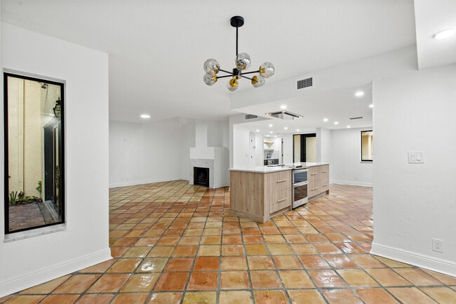 Building Photo - 19 Vía Lago