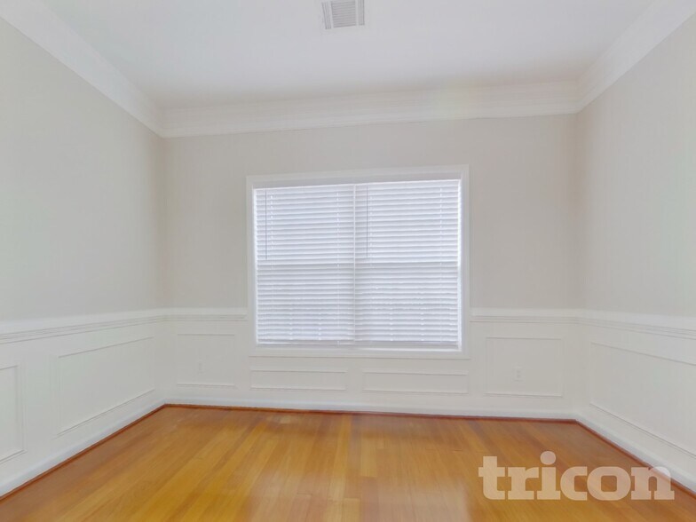 Building Photo - 1228 Saxony Dr SE