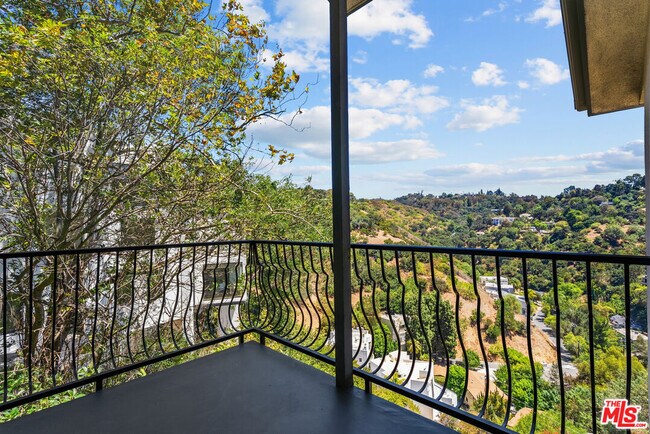 Building Photo - 3665 Alta Mesa Dr
