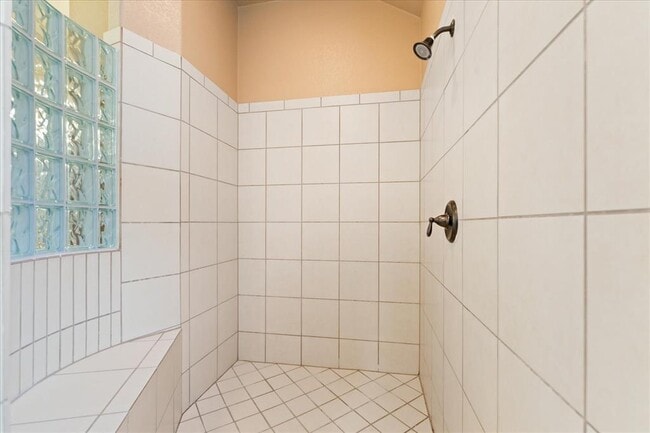 Building Photo - 916 Easton Dr