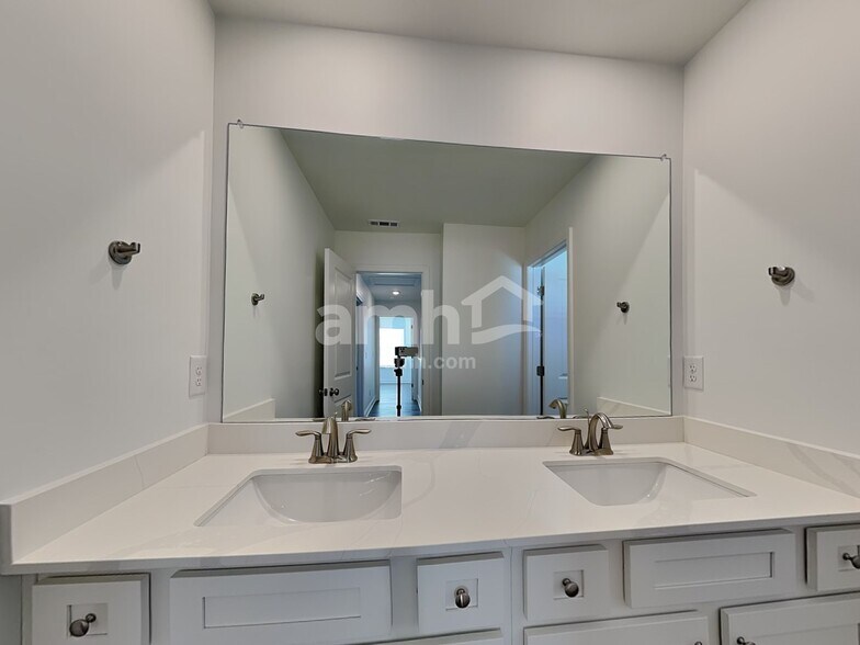 Building Photo - 510 Pointe Dr