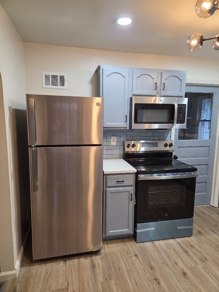 Building Photo - 1600 E 77th Terrace