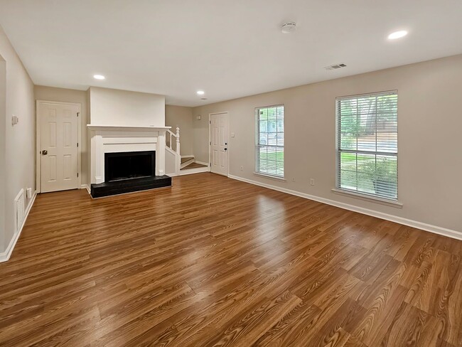 Building Photo - COMING SOON: Beautifully Updated 2/2.5 Townhome Near Truist Park